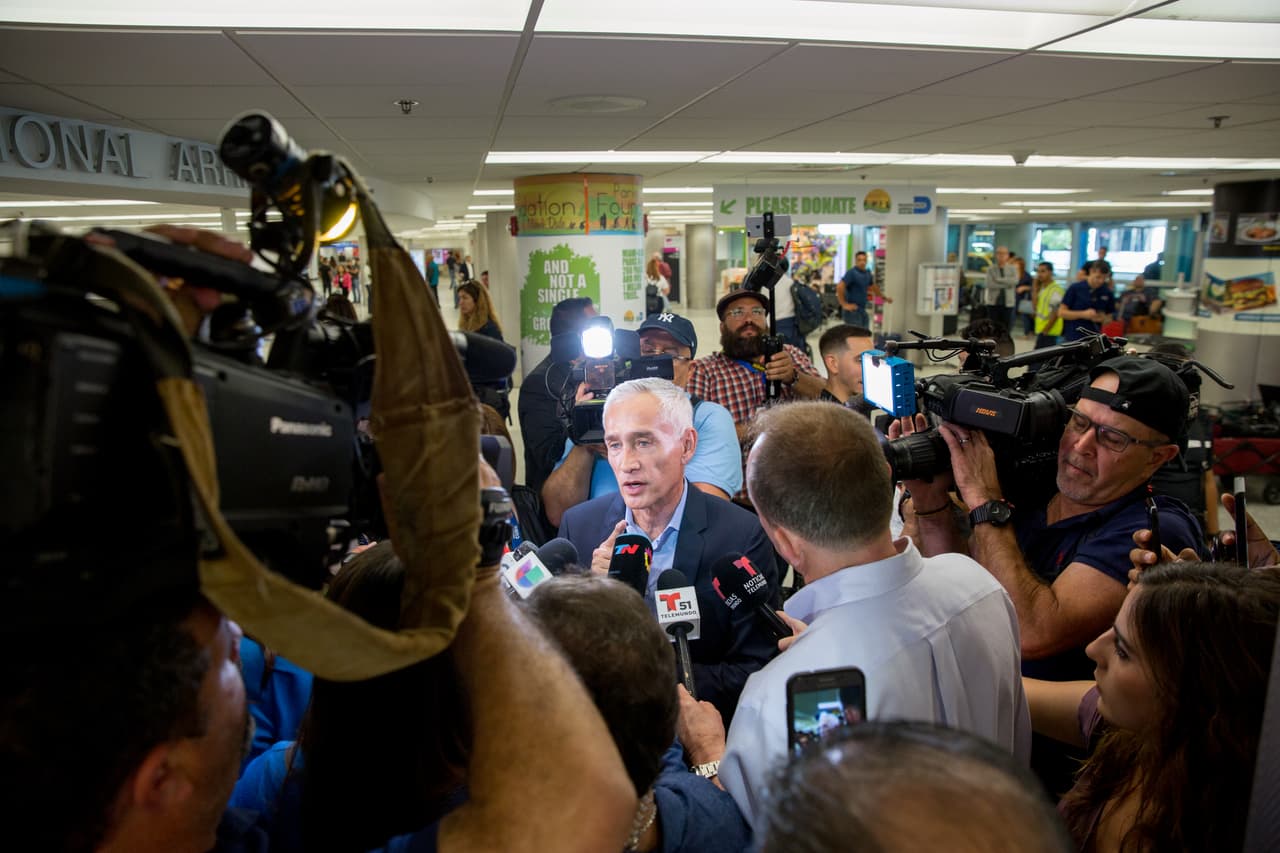 "Había sido una entrevista tensa, complicada. Maduro lucía confiado y me dijo al llegar que el encuentro sería un debate, y él parecía seguro de que lo iba a ganar”, dijo a los periodistas en el aeropuerto. "Le hice preguntas sobre la falta de democracia en Venezuela, sobre los abusos a los derechos humanos, sobre prisioneros políticos, sobre la crisis humanitaria", explicó.