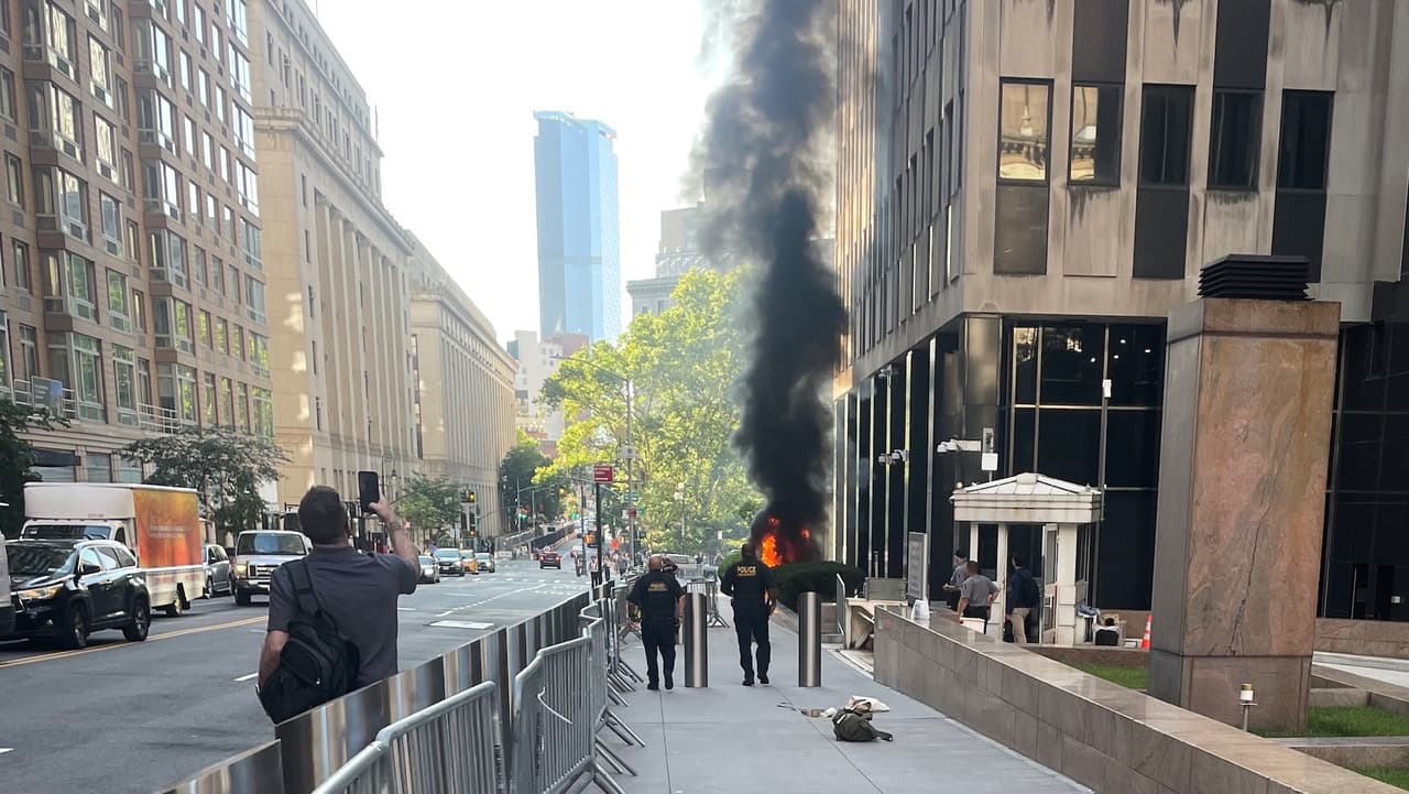 Veterano enfrenta cargo por incendio provocado tras ataque a edificio federal en Manhattan