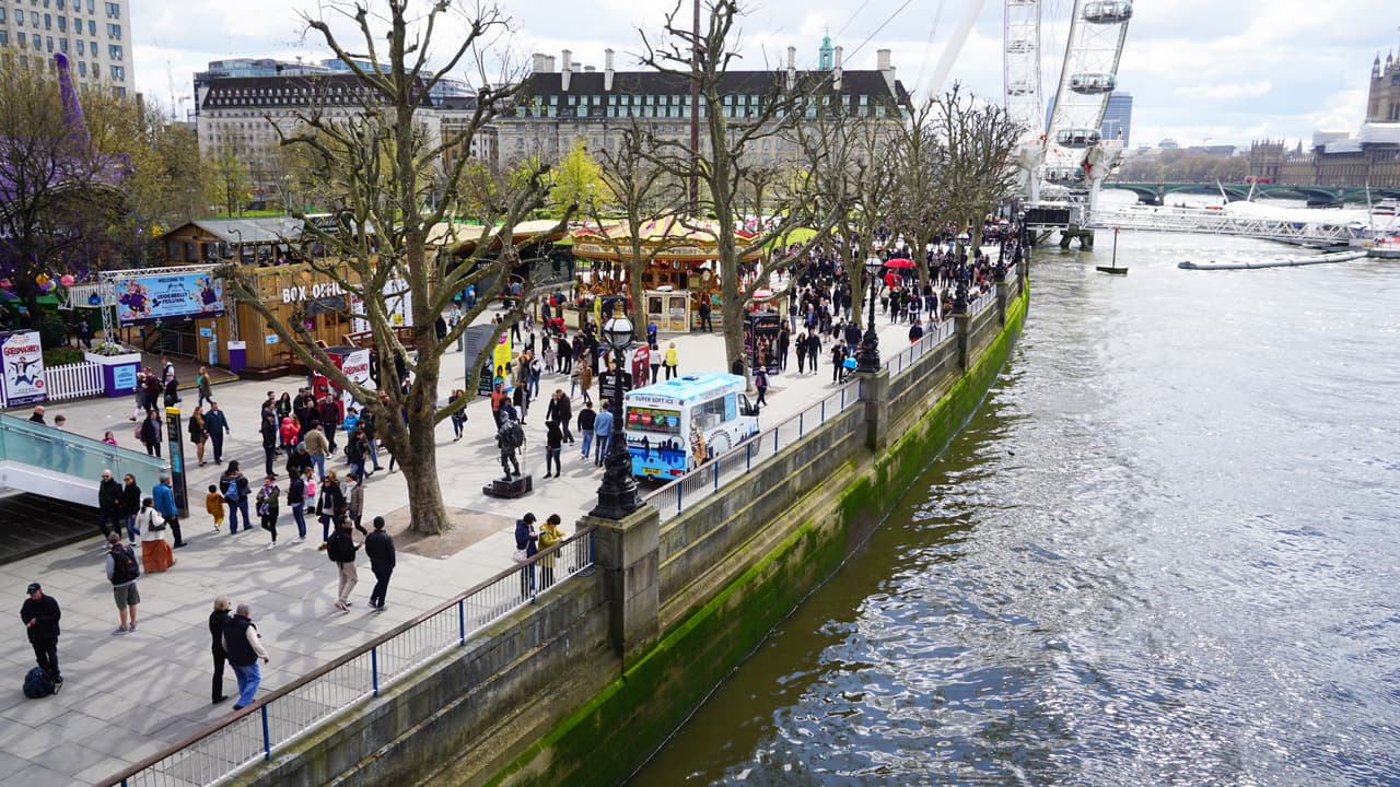 <b>Puesto 3. South Bank, Londres</b>
<br>
<br>“El South Bank tiene de todo eso en abundancia. Se debe elogiar a los organizadores y empresas locales por hacer malabares con los mercados de alimentos, las galerías, los negocios emergentes y más, sin sacrificar ni un ápice de la tradición. Que el traqueteo de las patinetas continúe durante muchos años más”, asegura la publicación.
<br>