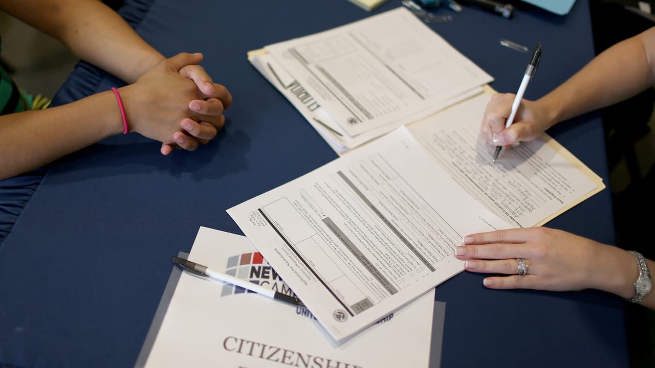 Cómo evitar fraudes al momento de hacer tus trámites migratorios