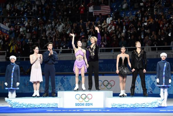 Meryl Davis y Charlie White se han proclamado hoy campeones olímpicos de danza de patinaje artístico en Sochi 2014, una vez disputado el programa libre en el que mantuvieron el liderato que el domingo alcanzaron en el corto. Davis y White, primera pareja de EEUU en ganar un Mundial y que llegaron a Sochi como subcampeones olímpicos, se impusieron en el Palacio Iceberg con 195,52 puntos y un programa largo con música de 'Sherezade", de Nikolai Rimski-Korsakov. Superaron a los defensores del título, los canadienses Tessa Virtue y Scott Moir, que se colgaron la plata con 190,99. El bronce ha sido para la pareja rusa integrada por Elena Ilinykh y Nikita Kapsalapov, con 183,48. Meryl y White llevan 17 años patinando juntos.
