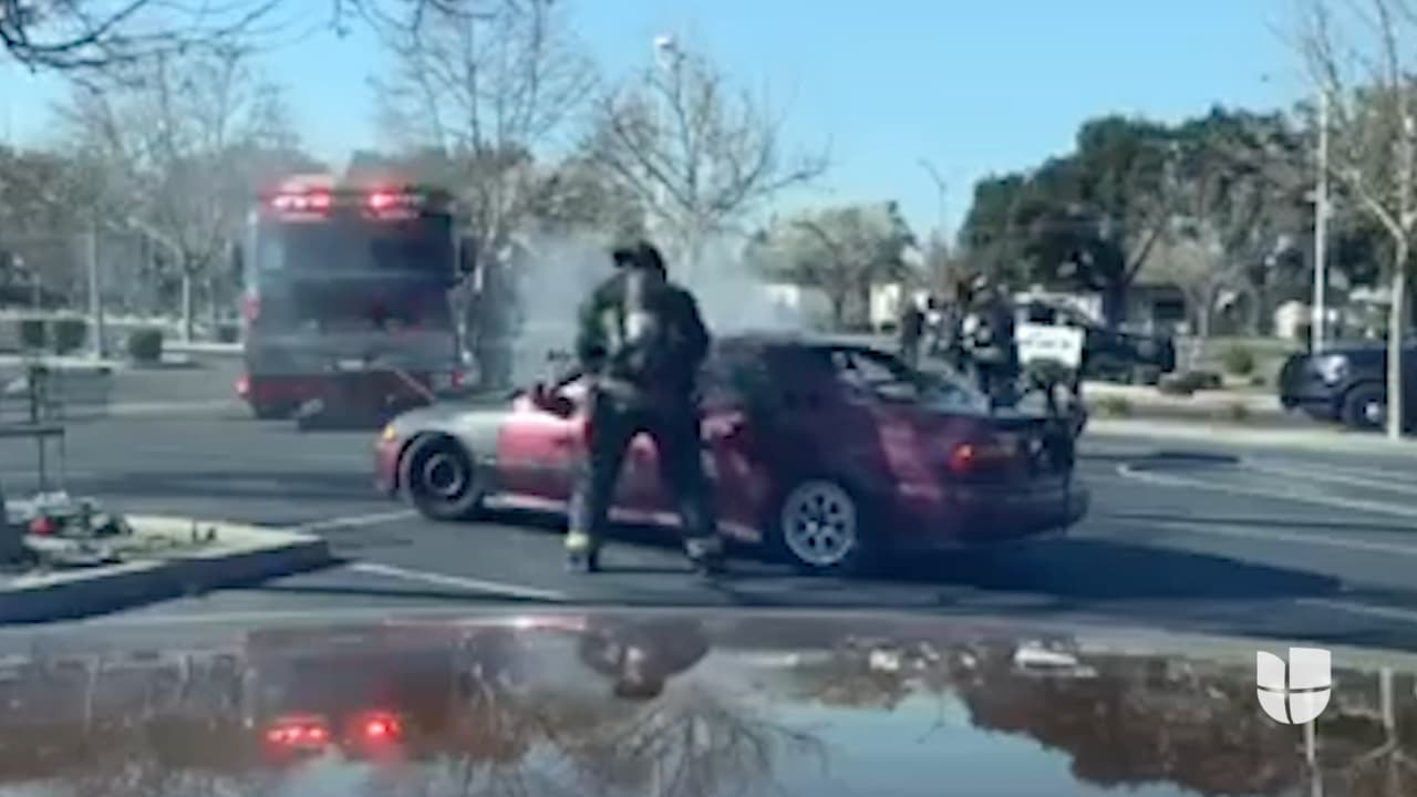 Bomberos de Turlock rescatan a un perro atrapado dentro de un auto incendiado