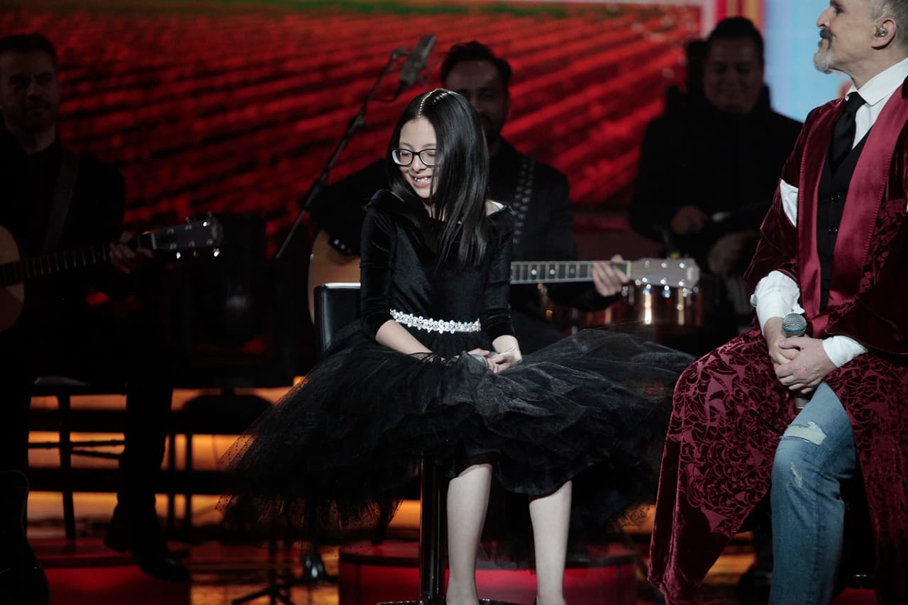 Llevando el pelo totalmente lacio, Taisia ocupó su lugar junto al juez español.