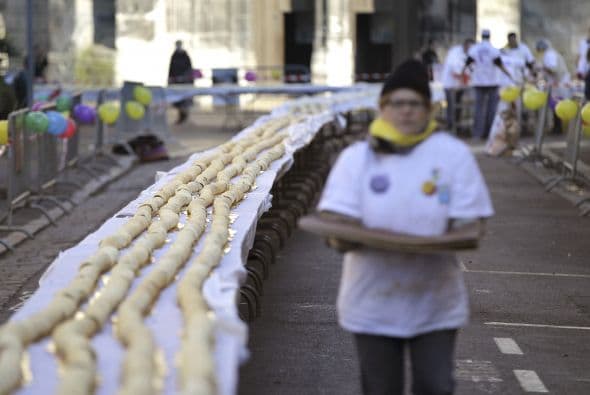 En la ciudad Francesa de Vernon, crearon el tradicional postre "Tronco de Navidad" más grande del mundo, midió 1.4 kilómetros.