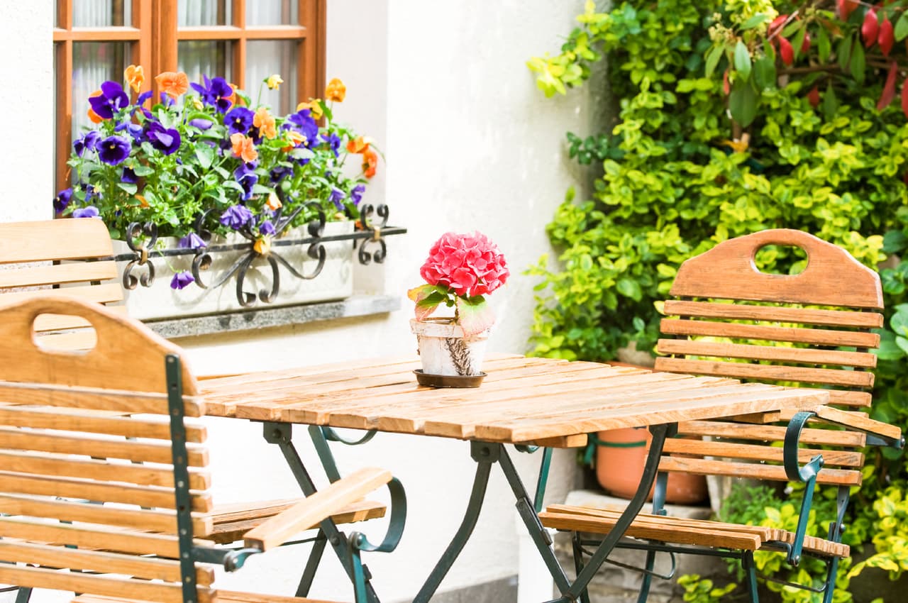 Aunque nadie esté enfermo en su casa, los CDC recomiendan limpiart estos artículos como las mesas que tenga en su hogar.