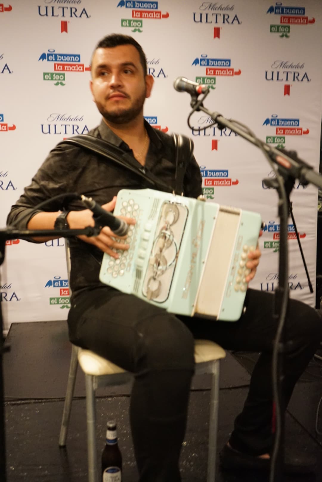 <b>Edén Muñoz</b> comenzó la velada acústica con mucho romanticismo.