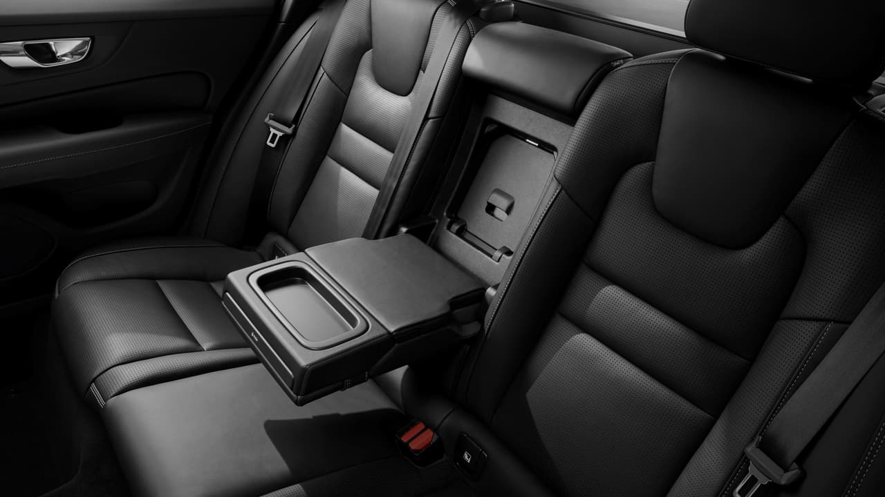 Los asientos contorneados de la segunda fila de asientos de la Volvo V60 2019 lucen acogedoras y cómodas como es usual en los asientos de los vehículos de la casa sueca. La ganancia de espacio para las piernas sin duda la hará 
<b>un espacio mucho más acogedor</b> para sobrevivir viajes largos que la diminuta segunda fila de asientos de su predecesora.