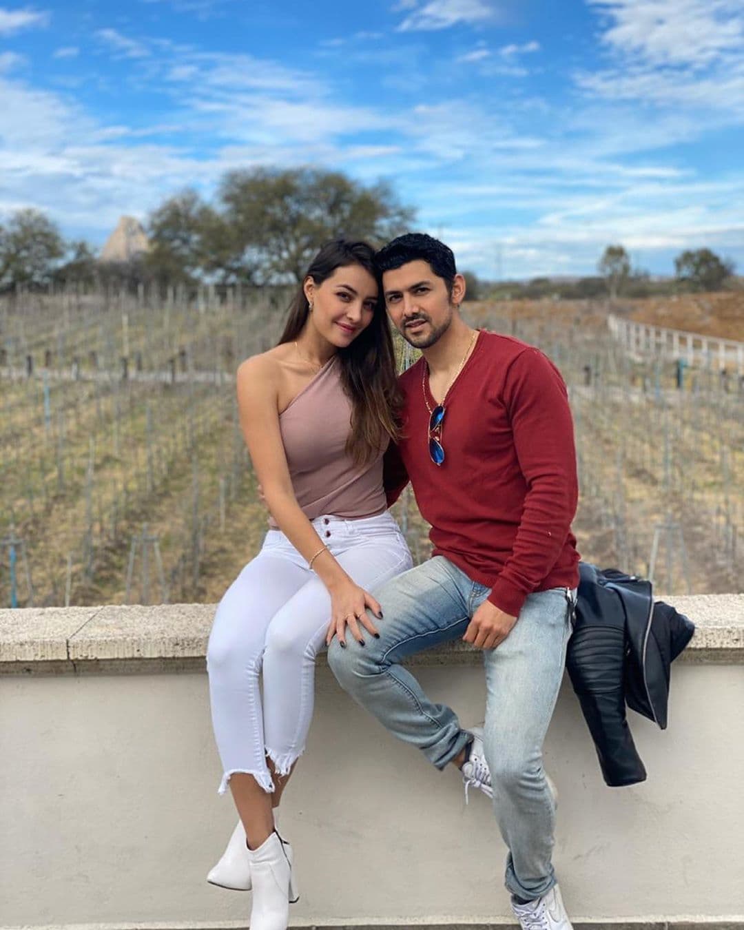 Miguel tiene 29 años y su trabajo más reciente fue en la telenovela ‘Hijas de la luna’.El actor está feliz con su novia Fernanda Zepeda y así lo demuestra en las románticas fotos que publica en Instagram.