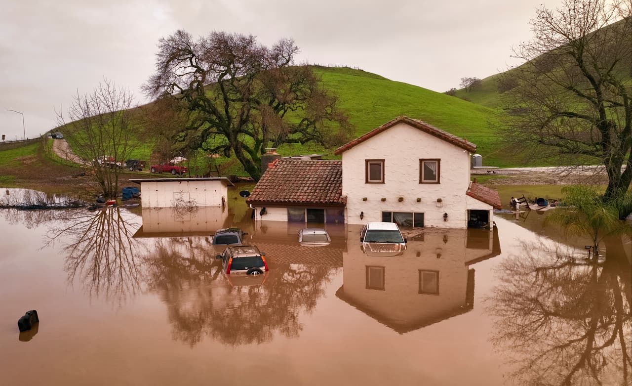 En Gilroy una casa quedó parcialmente bajo el agua y la autopista 101 tuvo que ser cerrada en ambas direcciones por varias horas debido a 
<a href="https://www.univision.com/local/san-francisco-kdtv/ciclon-bomba-deja-arboles-caidos-inundaciones-area-de-la-bahia-fotos" target="_blank">las tormentas</a>.