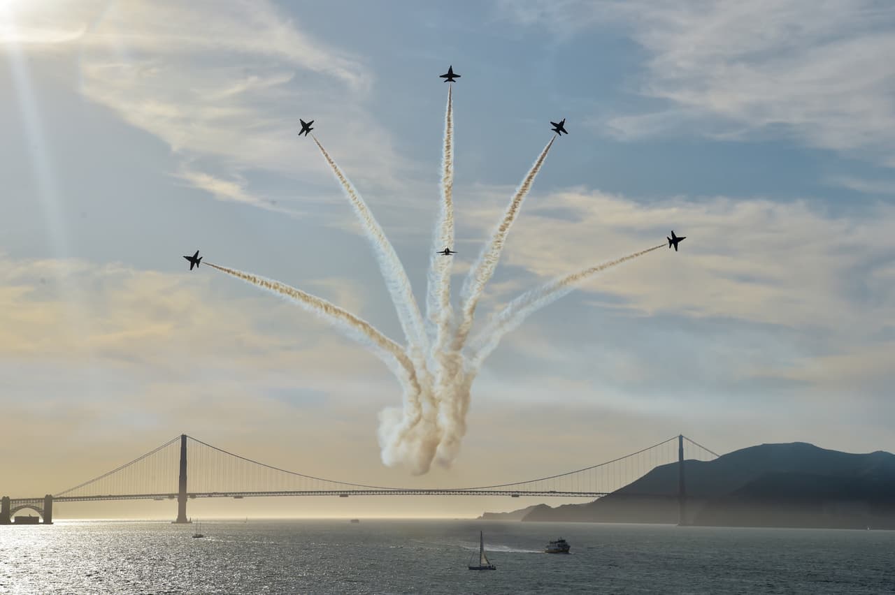 Las aeronaves de este escuadrón de la Marina estadounidense sobrevuelan con acrobacias los sitios más emblemáticos de San Francisco, como el Puente de la Bahía, el Golden Gate y la prisión de Alcatraz.