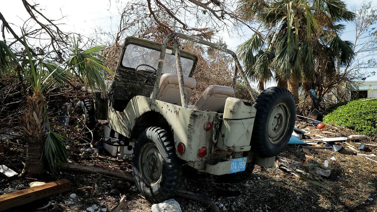 Así quedó este Jeep, dos días después del paso del huracán Irma en la localidad de Marathon, Florida. Fue totalmente
<b> arrastrado y cubierto por las ramas </b>de los árboles.