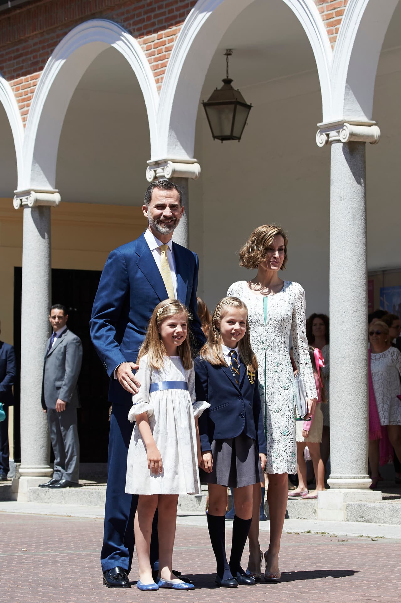 La familia posó para las fotos, La reina Sofía se mostró muy cariñosa con su nieta Leonor a la salida de la parroquia.