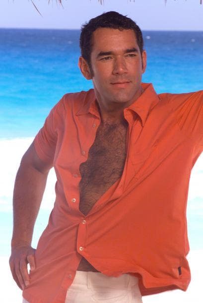 'Alejandro', interpretado por 
<b><a href="http://www.univision.com/temas/eduardo-santamarina">Eduardo Santamarina</a></b>, era el verdadero y único amor de 'Rubí', pero ella lo dejó por ser pobre y no poderle ofrecer un futuro lleno de lujos, aunque más tarde se convertiría en un doctor afamado, por lo que ella viviría arrepentida de haberlo dejado ir.