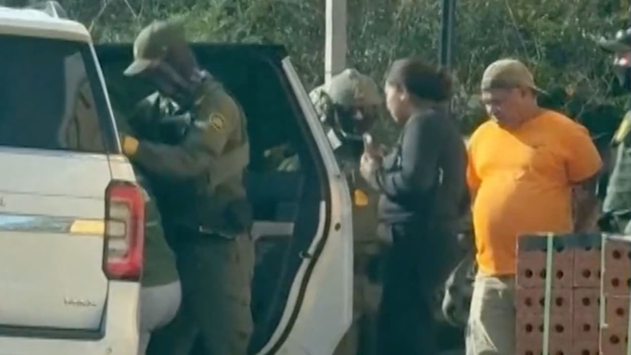 Agentes federales arrestan a trabajadores en una construcción en Cary, Carolina del Norte