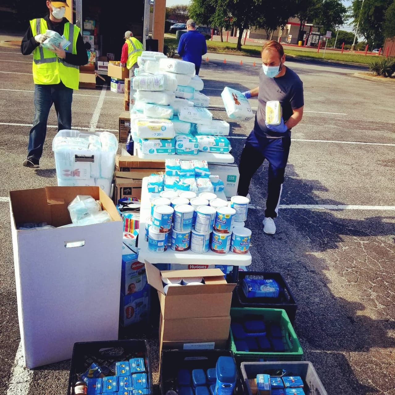 Organización dona pañales y leche en fórmula a familias afectadas por el coronavirus