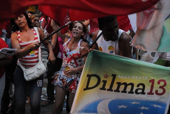 Rousseff, postulada por el Partido de los Trabajadores (PT) figura como favorita para ganar las elecciones, aunque no está claro si alcanzará el 50% más uno de los votos válidos, con lo que ganaría sin necesidad de llevar los comicios a un segundo turno el 31 de octubre.