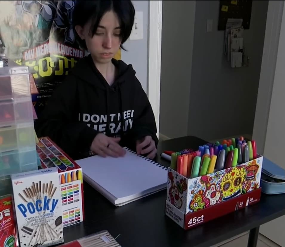 Sin embargo, fiel a su forma de ser y a sus ganas de vivir, Carhen no se dejó vencer por el encierro o por la necesidad de respirar con un aparato especial para no consumir su propio dióxido de carbono, y 
<b>desarrolló una increíble habilidad para el dibujo y otras artes. </b>
<br>