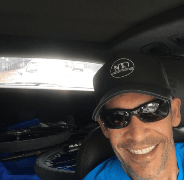 Johnny Lozada inició su carrera musical al fomar parte de la boyband Menudo a finales de la década de los 70's.