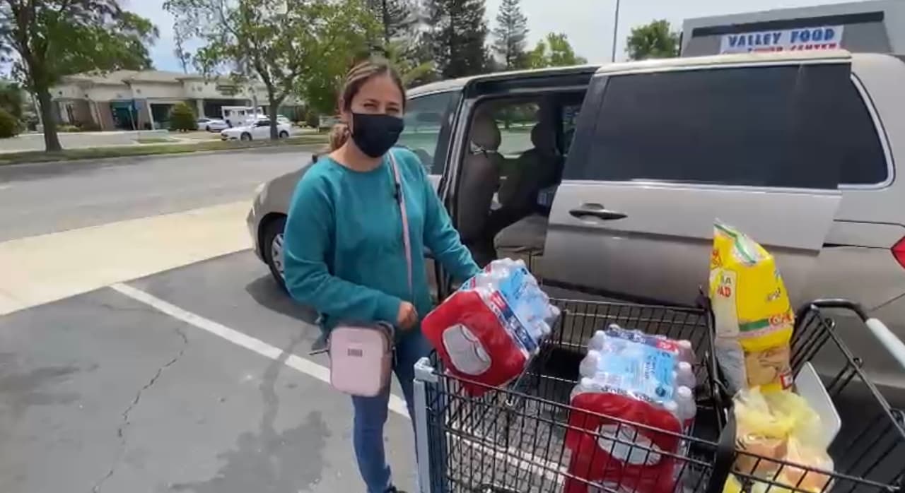 “Nos están diciendo que el agua está contaminada. Pues ahorita lo que más quiero también es proteger a los niños tomando agua embotellada”, comentó Luz María Soto a Univision21.