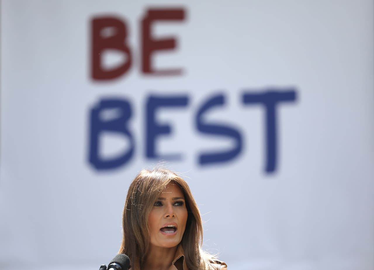 Las redes lo descubren: los folletos de la campaña de Melania Trump copian otros de Obama