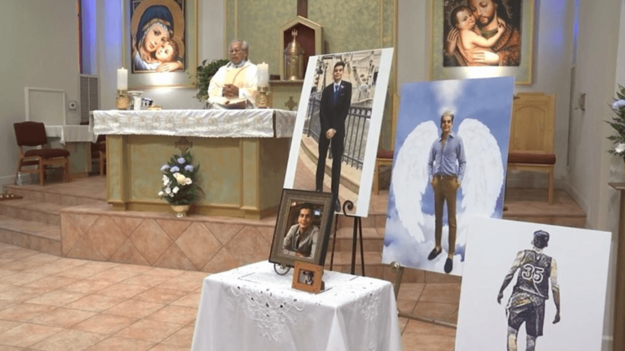 Fotografías de Sebastián en la iglesia durante la misa.