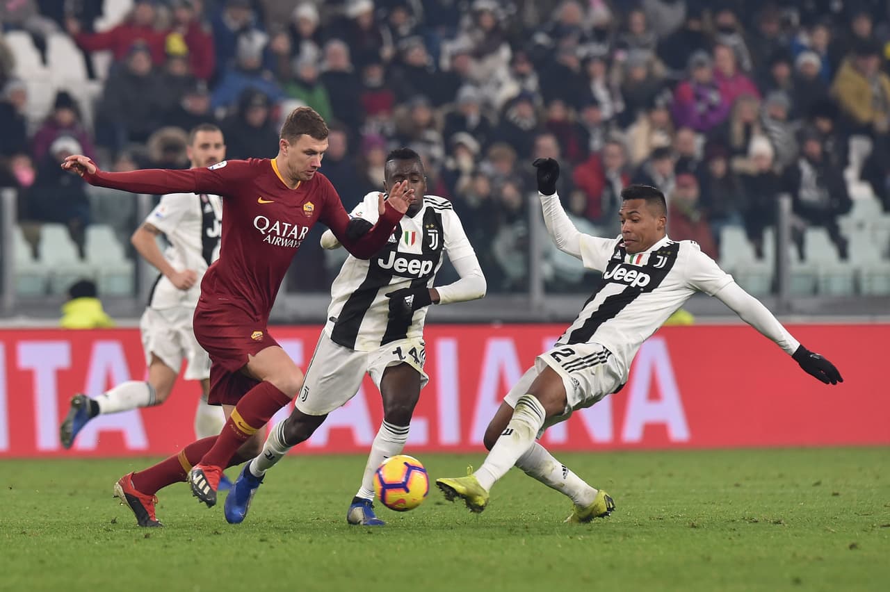 Pertenece al Juventus y es jugador defensivo, Alex Sandro Lobo Silva, brasileño.