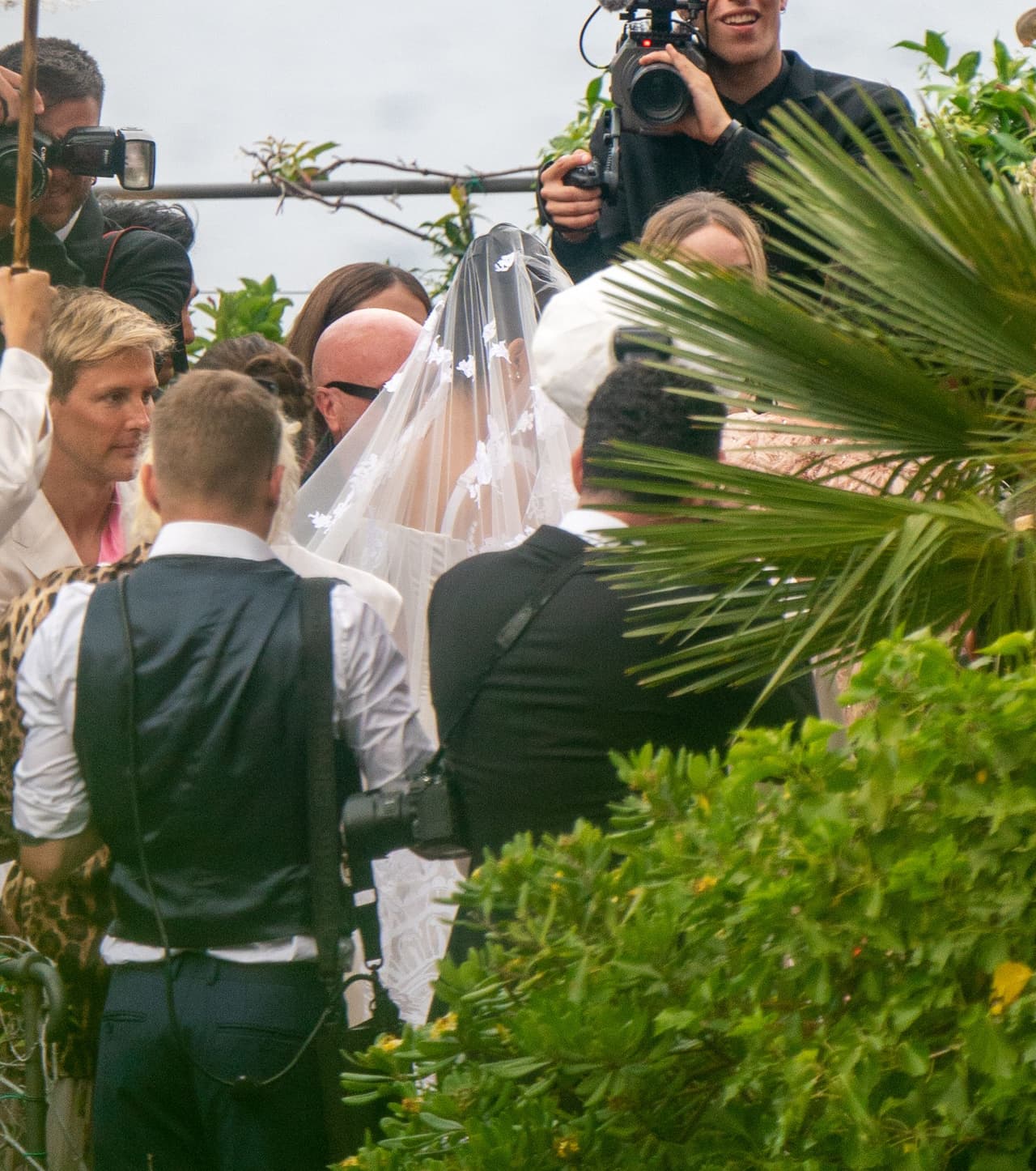 Combinó su atuendo con un par de tacones color crema.
<br>