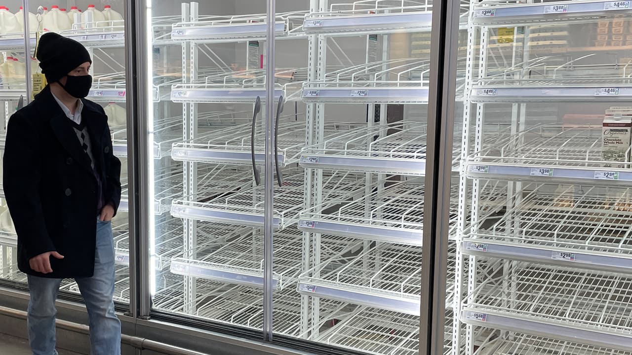 Mucha gente ya no encuentra productos en los supermercados del área de Houston.