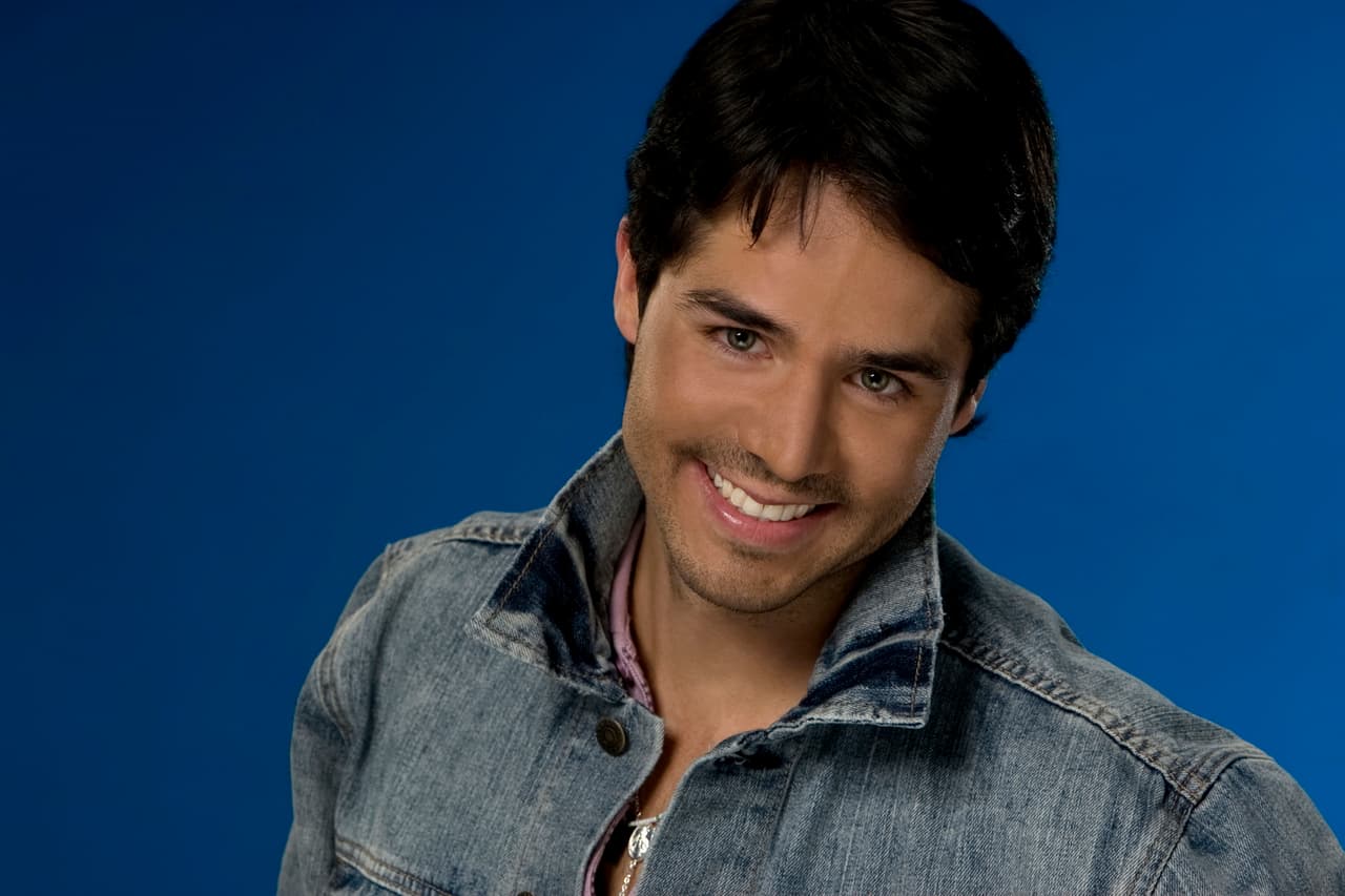 José Ron nació en Guadalajara, Jalisco, el 8 de agosto de 1981. Su incursión en la actuación en realidad fue fortuita, pues aunque desde adolescente soñaba con ser actor, con el paso de los años su vocación se inclinó hacia la música.