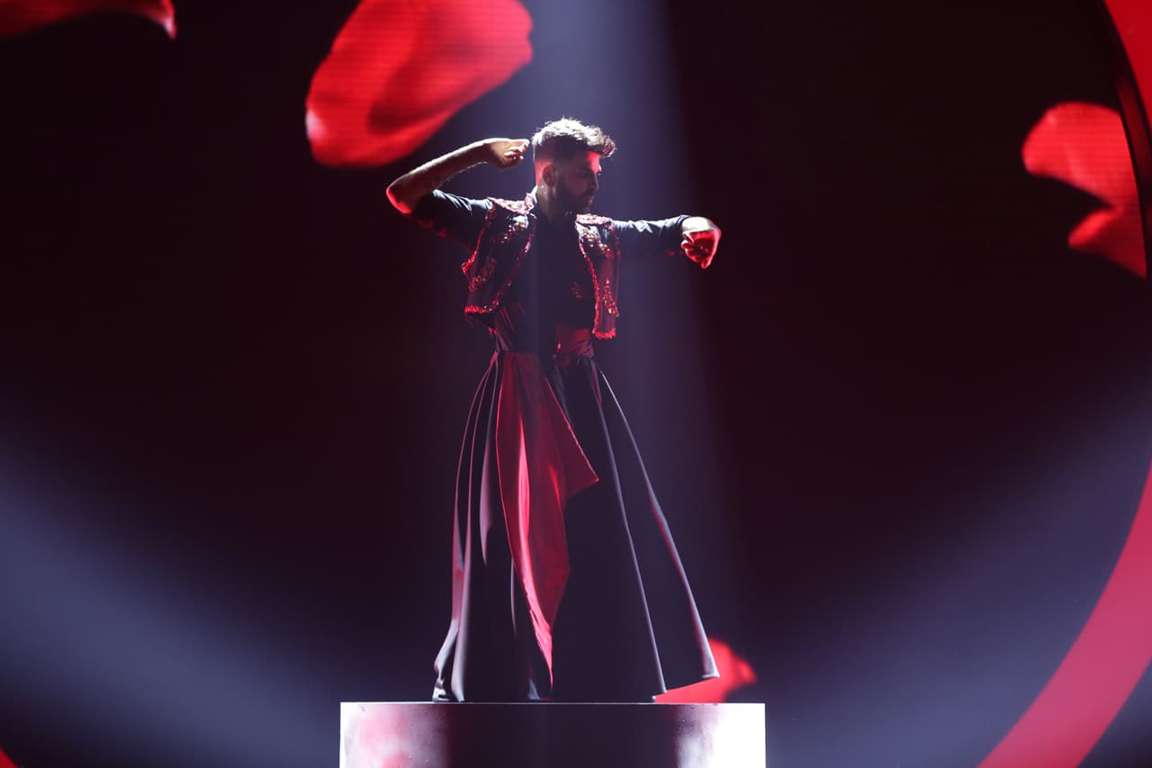 Con un dominió total de la prenda, el conductor comenzó su pasodoble en el escenario.