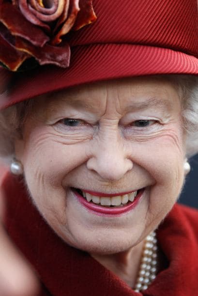 REINA ELIZABETH II- La transparencia con la que se maneja la monarquía inglesa ha permitido que nacionales y extranjeros conozcan cómo se maneja el dinero que mantiene a la Reina y su familia. Los ingresos de la Reina provienen de diferentes productos comestibles producidos en residencias reales, además de las visitas guiadas a los palacios y castillos, alquiler de mansiones, palacios y departamentos repartidos en todo el país, y propiedades agrícolas.