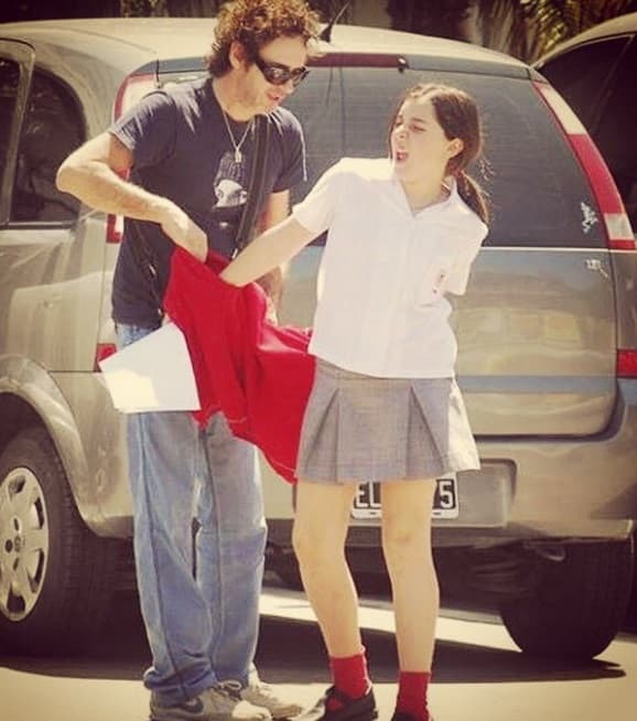 ¿Reconoces al hombre de las gafas oscuras? Sí, es el fallecido rockero Gustavo Cerati disfrutando una tarde con su hija Lisa Cerati.