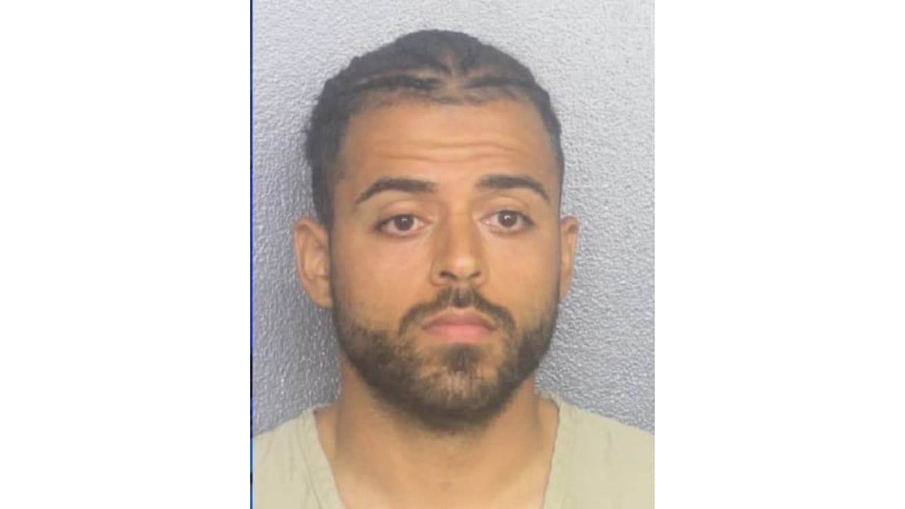 Profesor es acusado de agresión sexual tras ser hallado con una estudiante menor de edad en su apartamento