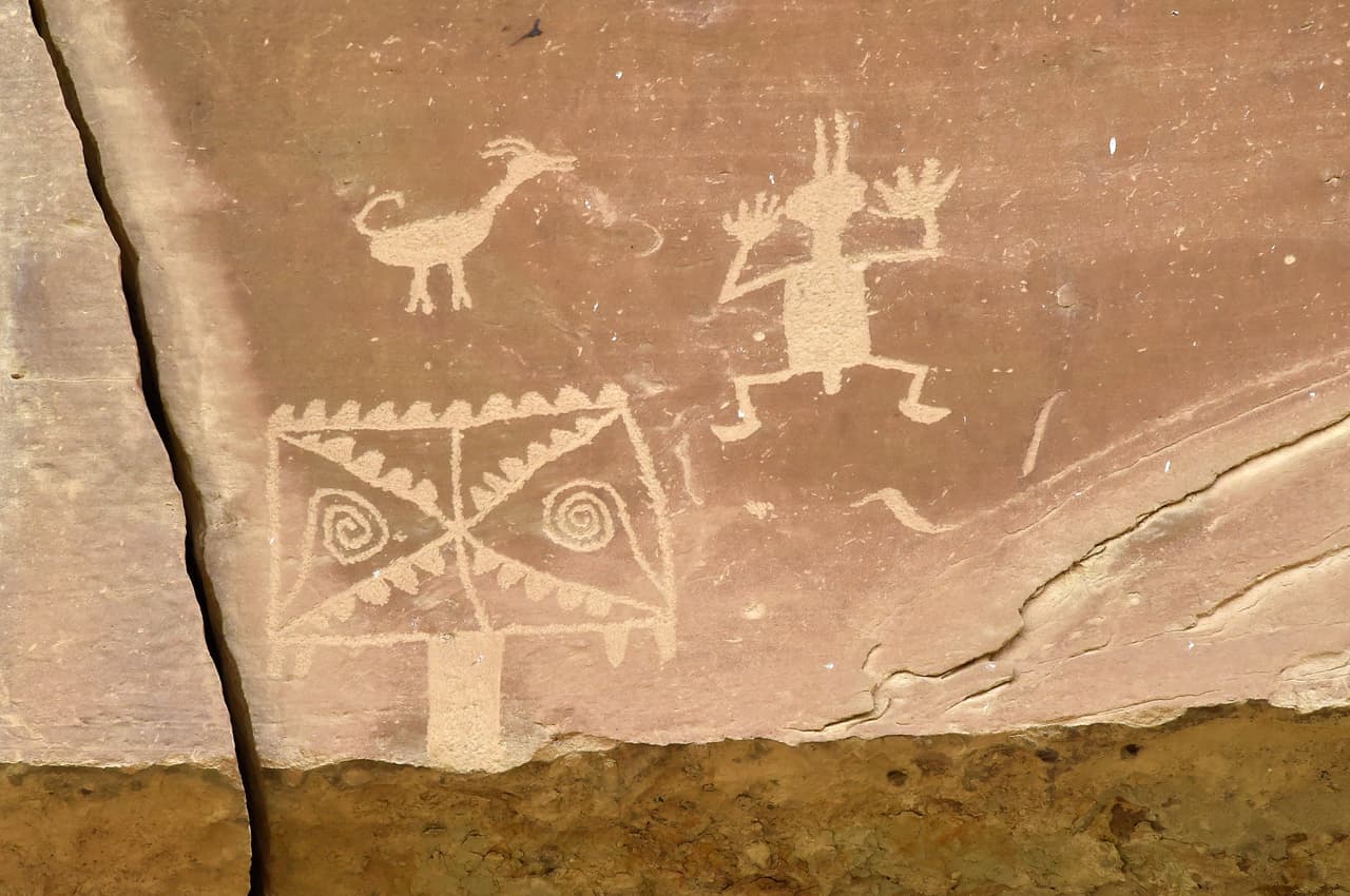 Petroglifos hechos por una civilzación antigua se ven en las rocas en el parque histórico nacional de la cultura de Chaco.