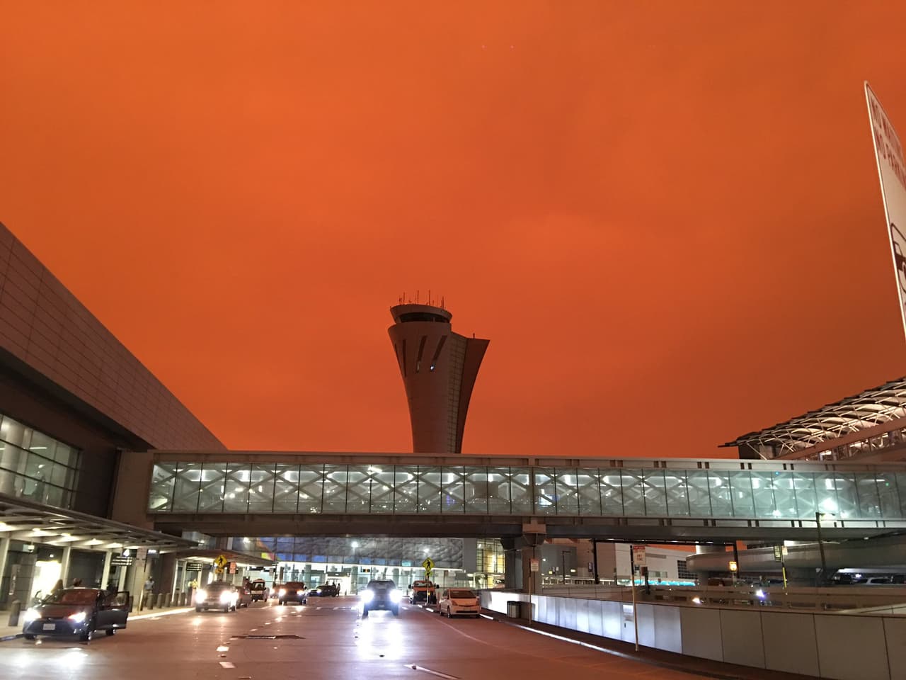 El humo de los incendios forestales sigue causando estragos en la calidad del aire de toda el Área de la Bahía, que este miércoles cumple 
<a href="https://www.univision.com/local/san-francisco-kdtv/el-area-de-la-bahia-rompe-record-de-alertas-consecutivas-por-mala-calidad-del-aire-debido-a-los-incendios" target="_blank">23 días consecutivos</a> bajo una alerta 
<a href="https://www.sparetheair.org/" target="_blank">‘Spare the Air’</a>. Así lucía esta mañana el Aeropuerto Internacional de San Francisco.