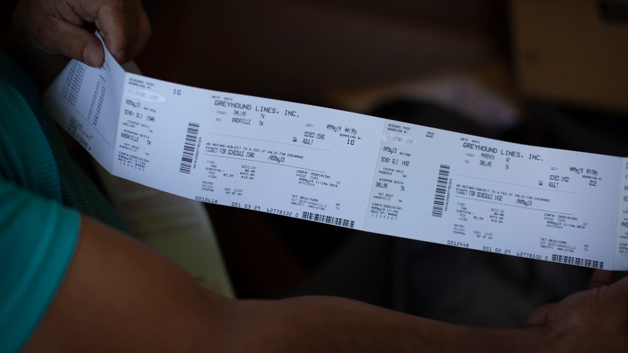 Lucas Villatoro, originario de Guatemala, muestra a Univision Noticias los boletos del largo recorrido que le espera. Su destino final es Tennessee. Pero por error de la compañía de buses el autobús no se detuvo en la parada que se habilitó afuera del refugio. Tendrán que esperar unos días más para partir.