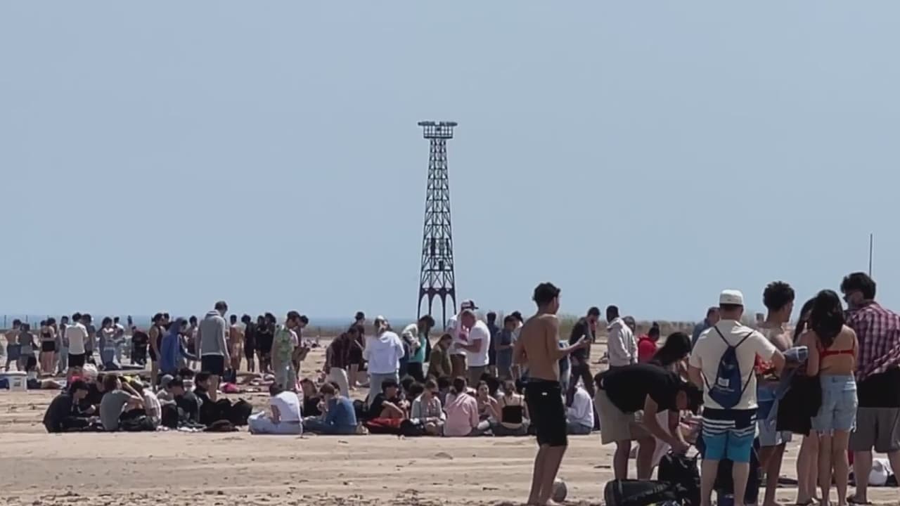 Decenas de personas aprovechan que las temperaturas han aumentado para acercarse a las playas en Chicago para disfrutar. Sin embargo, autoridades advierten que estas estarán abiertas al público oficialmente hasta el fin de semana de Memorial Day, razón por la cual no hay salvavidas en este momento en las costas.