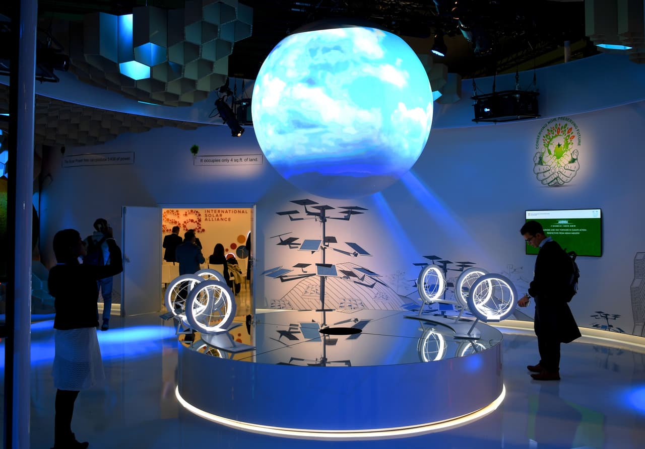 En los alrededores de las plenarias, las exposiciones muestran evidencias científicas del cambio climático e invitan a la reflexión de los participantes de su rol como parte del problema y también de la solución.