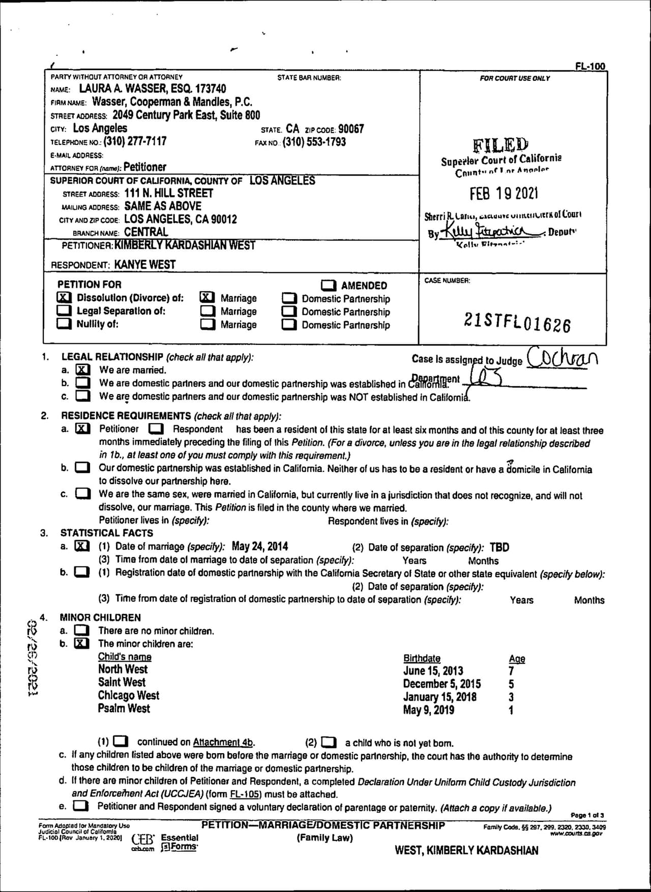 Los documentos de la demanda salieron a la luz pública. La empresaria 
<b><a href="https://www.univision.com/famosos/reportan-inminente-divorcio-kim-kardashian-kanye-west-fotos" target="_blank">citó "diferencias irreconciliables"</a></b> como la razón por la que estaba terminando su matrimonio con el cantante y diseñador de modas.