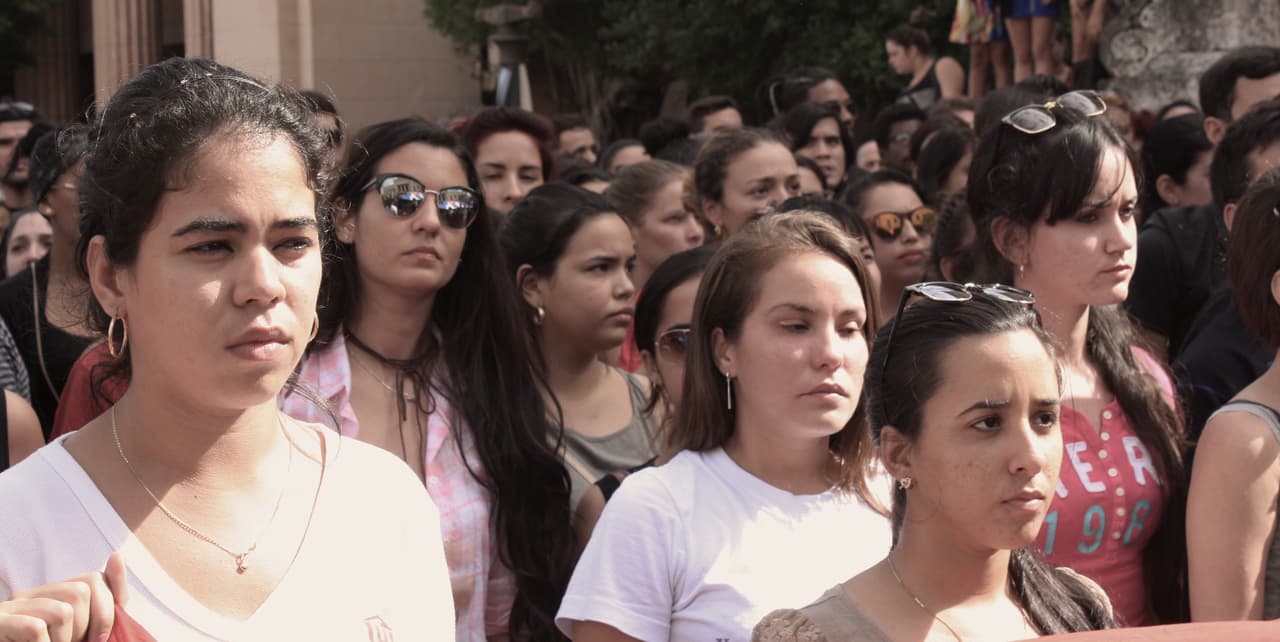 Entre consignas y el himno cubano, algunos estudiantes no pudieron contener las lágrimas.