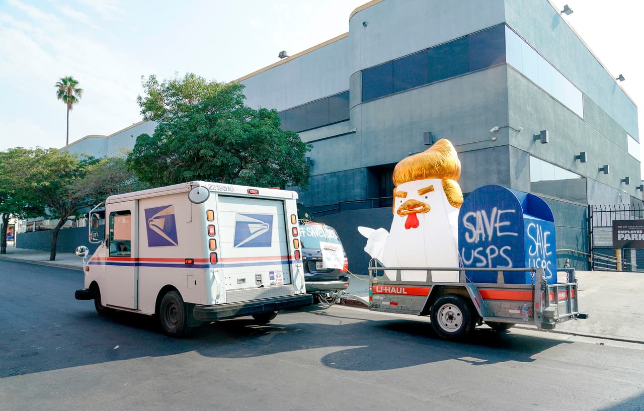 Desde Hollywood hasta Nueva York, los manifestantes salieron este sábado a las calles de todo el país en una muestra de apoyo al Servicio Postal.
<br>