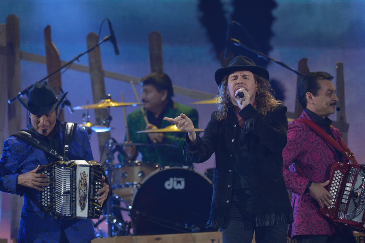 Y luego cantaron 'Somos Más Americanos', en donde dedicaron un mensaje a los latinos.