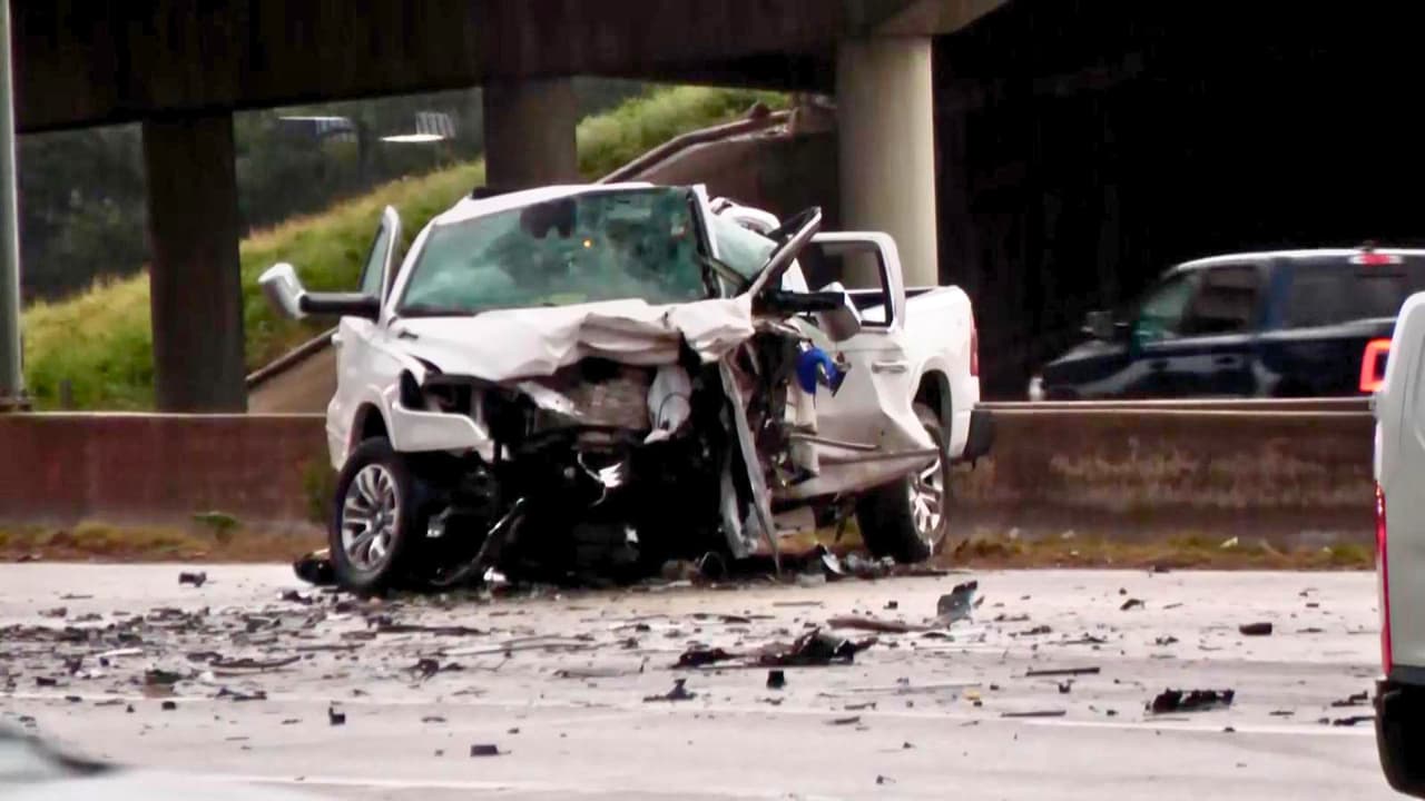 <h3 class="cms-H3-H3">Un choque frontal que paralizó la autopista 114 </h3>
<br>
<b>El accidente ocurrió alrededor de las 2:49 a.m. del lunes 14 de julio</b>, a la altura de la calle Esters Road, en los carriles en dirección este, cerca del acceso norte al aeropuerto. De acuerdo con el reporte policial,
<b>un vehículo circulaba en dirección oeste por los carriles destinados al tráfico este</b>, y chocó de frente contra otro auto que venía en sentido correcto.
<b>Ambos conductores murieron en el lugar.</b> Ninguno llevaba pasajeros, según las autoridades. El impacto fue tan fuerte que
<b>obligó al cierre total de los carriles este de la autopista durante varias horas</b>. El tráfico fue desviado hacia Freeport Parkway mientras equipos de emergencia limpiaban la escena y
<b>los investigadores trabajaban para entender cómo el conductor ingresó a la vía en sentido contrario. </b>