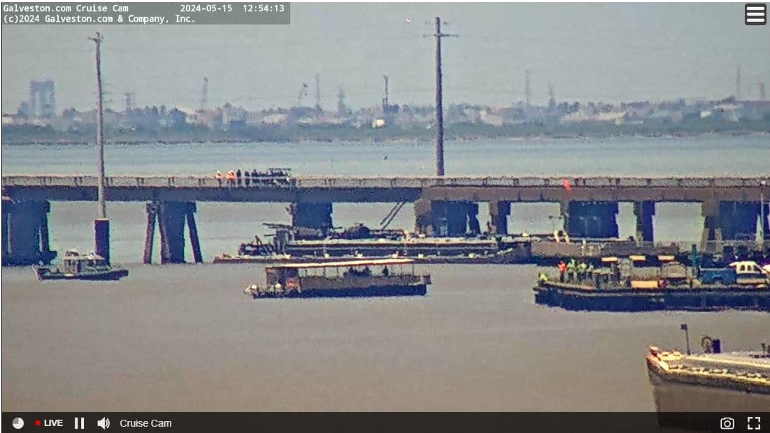 <b>Se ha interrumpido el tráfico de vehículos por el puente de Pelican Island. </b>También se ha interrumpido el tráfico de embarcaciones en el canal.
