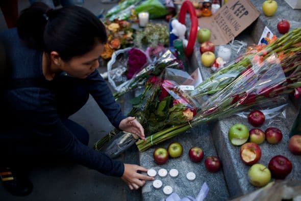 Miles de fanáticos en todo el mundo hicieron de las tiendas Apple un santuario para recordar el legado que dejó el visionario Steve Jobs.