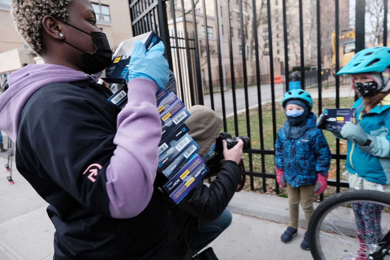 Trabajadores de la ciudad entregan kits de prueba caseras en el bajo Manhattan, Nueva York, el 23 de diciembre. En la Gran Manzana se están entregando miles de kits, que incluyen dos pruebas por caja.
<br>
<br>Además de la distribución de 500 millones de pruebas rápidas gratuitas, Biden anunció la creación de sitios de prueba federales.
<br>