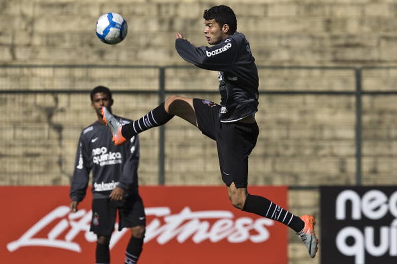 William Morais tenía 19 años cuando le dispararon por la espalda acabando con su vida en febrero del 2011. Morais era propiedad del Corinthians de Sao Paulo y estaba prestado en el América de Minas Gerais. Fue muerto en la ciudad de Belo Horizonte en circunstancias aún escasamente esclarecidas.