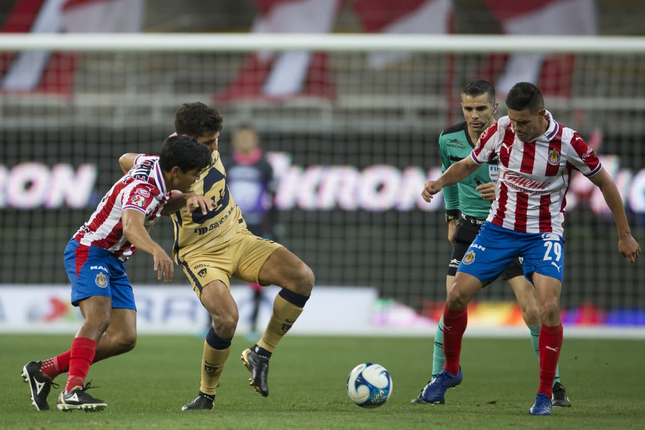 Las chivas logran venir de atrás para vencer a Pumas 2-1 y subir lugares en la tabla de posiciones.Pumas se queda en el penúltimo lugar con 5 puntos y las Chivas suben hasta la décima posición con 10 unidades.