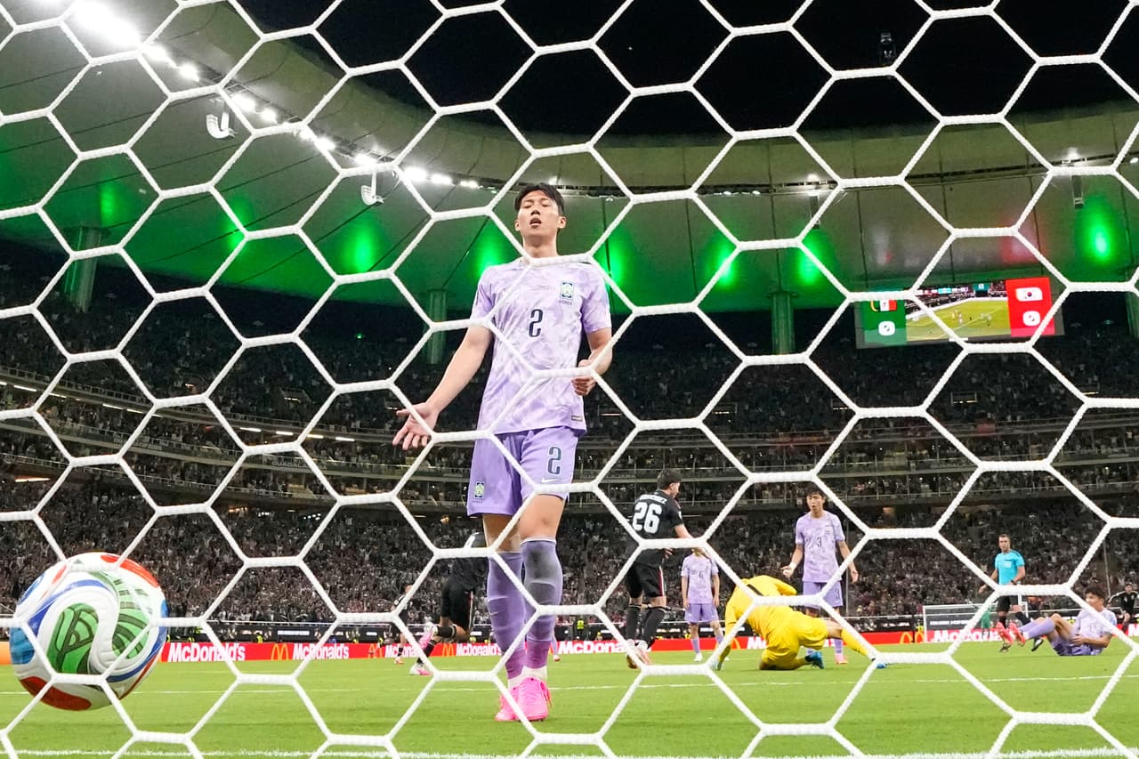 El surcoreano Lee Han-beom (2) reacciona después de que el mexicano Luis Romo (7) anotara el primer gol durante el partido de fútbol del Grupo A de la Copa del Mundo entre México y Corea del Sur en Zapopan, cerca de Guadalajara, México, el jueves 18 de junio de 2026.