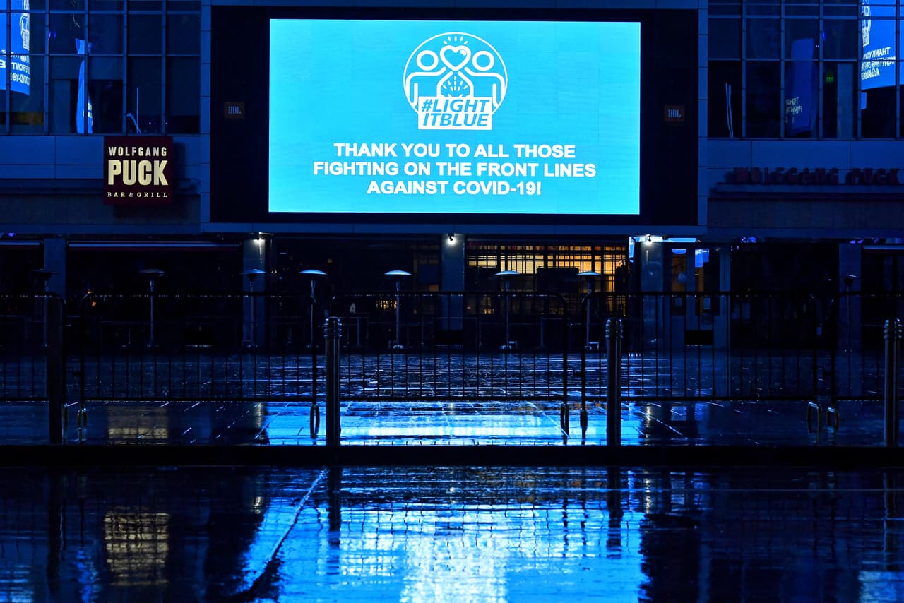 El L.A. Live se iluminó y proyectó mensajes para mostrar apoyo a los trabajadores de la salud y los socorristas en primera línea de la pandemia de Covid-19.